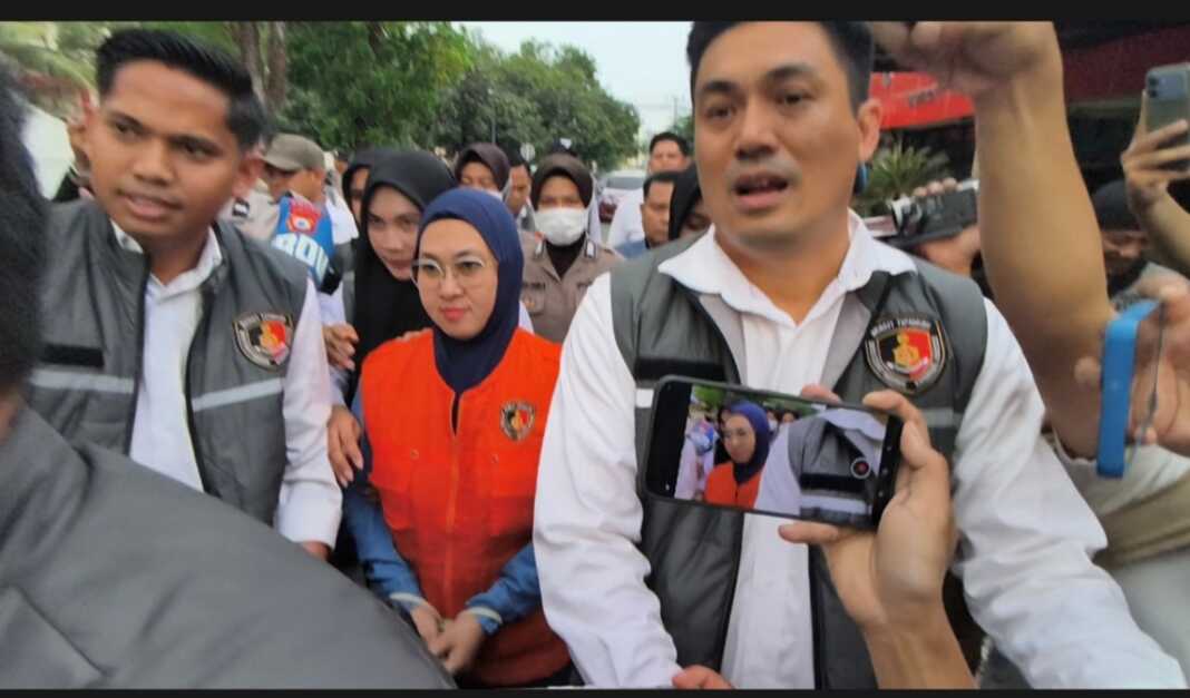 Husniah Talenrang digiring penyidik dari SubNit IIi Tipidkor ke rumah tahanan barang bukti (Tahiti) Polda Sulsel
