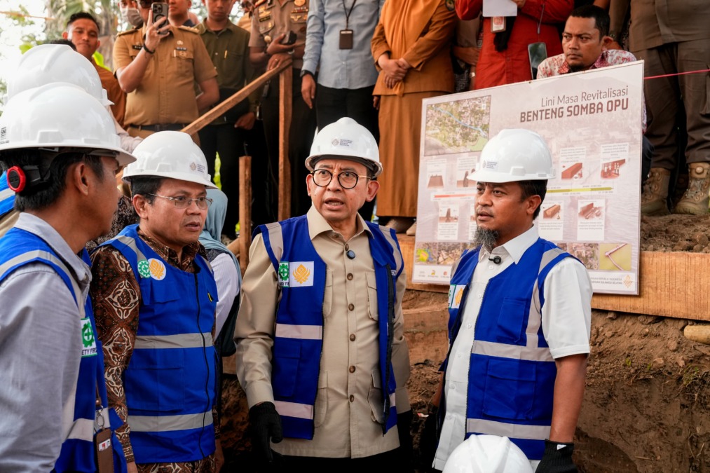 Gubernur Sulawesi Selatan Andi Sudirman Sulaiman bersama Menteri Kebudayaan RI Fadli Zon, saat revitalisasi Benteng Somba Opu resmi dimulai melalui peletakan batu pertama Selasa (27/10/2026)