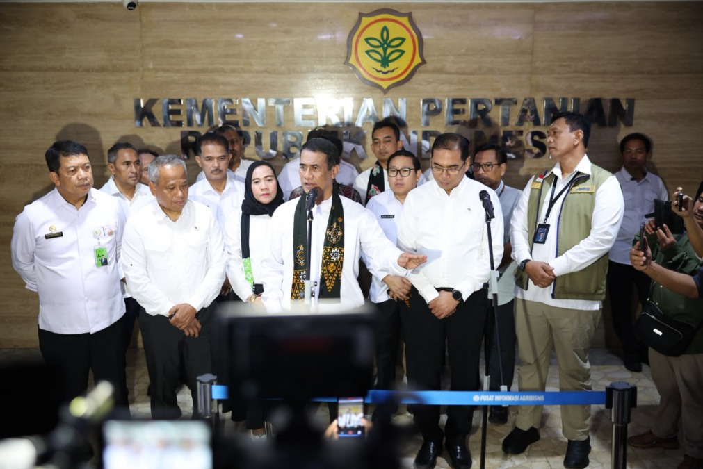 Mentan Amran akan menelusuri dugaan permainan perantara dalam distribusi ayam yang merugikan peternak dan konsumen. Pemerintah juga menyiapkan sistem distribusi terintegrasi serta kebijakan harga pangan.