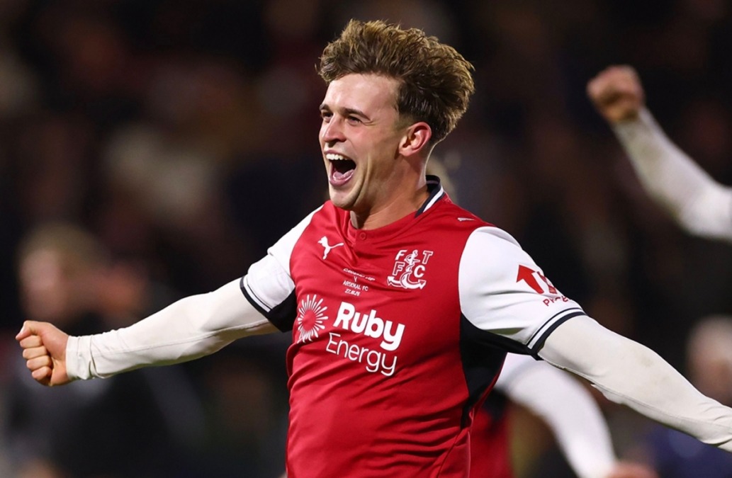 Pemain tengah Fleetwood Town FC Adam Murphy meluapkan kegembiraannya usai klubnya menjalankan Arsenal