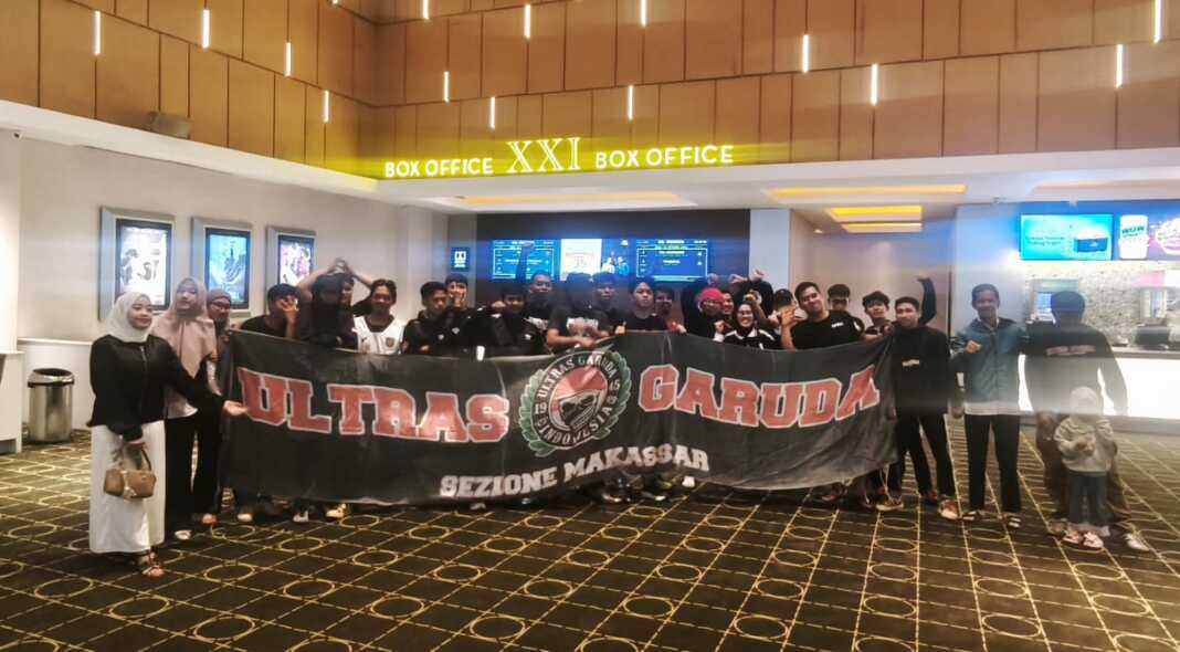 Komunitas suporter Timnas Sepakbola Indonesia, Ultras Garuda Sezione Makassar hadir meramaikan nonton bareng film dokumenter The Longest Wait.