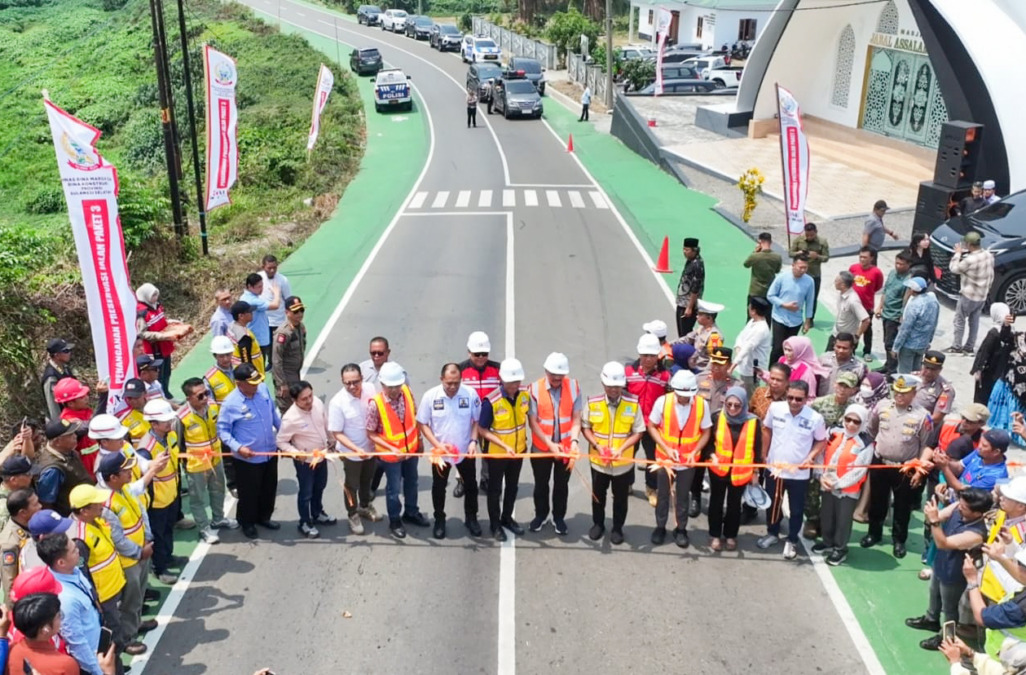 Gubernur Andi Sudirman meresmikan jalan Paleteang-Malimpung-Kabere sepanjang 19 km. Akses ini diproyeksikan bermanfaat bagi 800 ribu warga di empat kabupaten.
