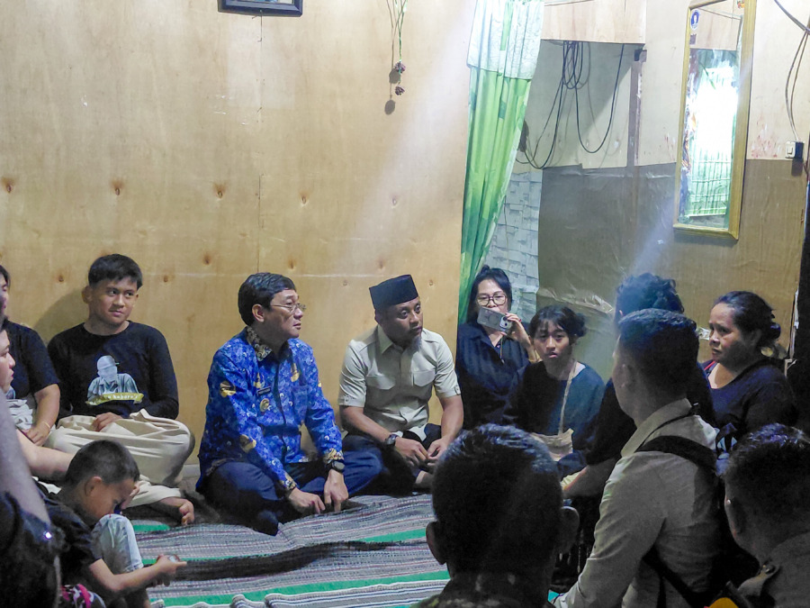 Gubernur Sulawesi Selatan, Andi Sudirman melayat ke rumah duka almarhum pada Rabu (28/10/2026) malam di Lembang Nanna’, Kecamatan Nanggala, Kabupaten Toraja Utara, Sulawesi Selatan.