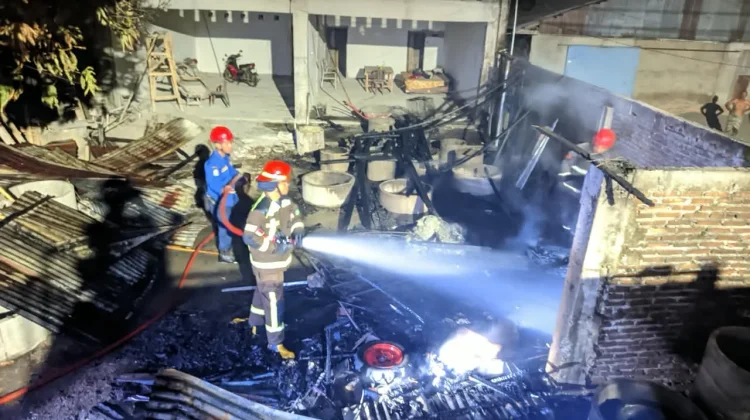 Gubuk pekerja gorong-gorong di Talamangape, Maros, hangus terbakar dini hari. Kebakaran diduga dipicu korsleting listrik dengan kerugian Rp10 juta.