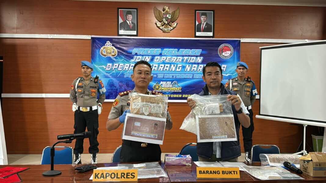 Konferensi pers Polres Maros membongkar dugaan produksi pinaca di Aula Mapolres Maros, Kecamatan Turikale, Minggu (18/10/2026)