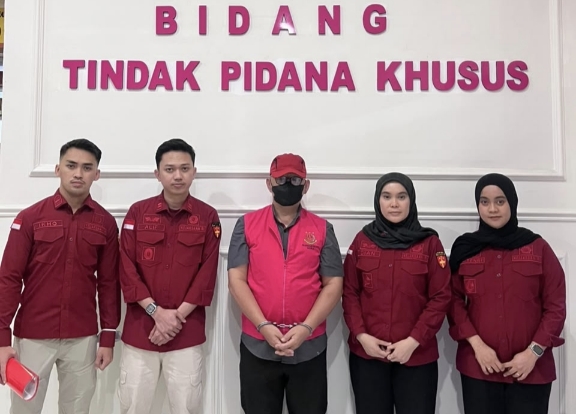 Kejari Gowa mengeksekusi mantan Direktur RSUD Syekh Yusuf, dr. Salahuddin, ke Lapas Makassar usai kasasi MA memutusnya bersalah dalam korupsi dana JKN 2-tahun penjara.