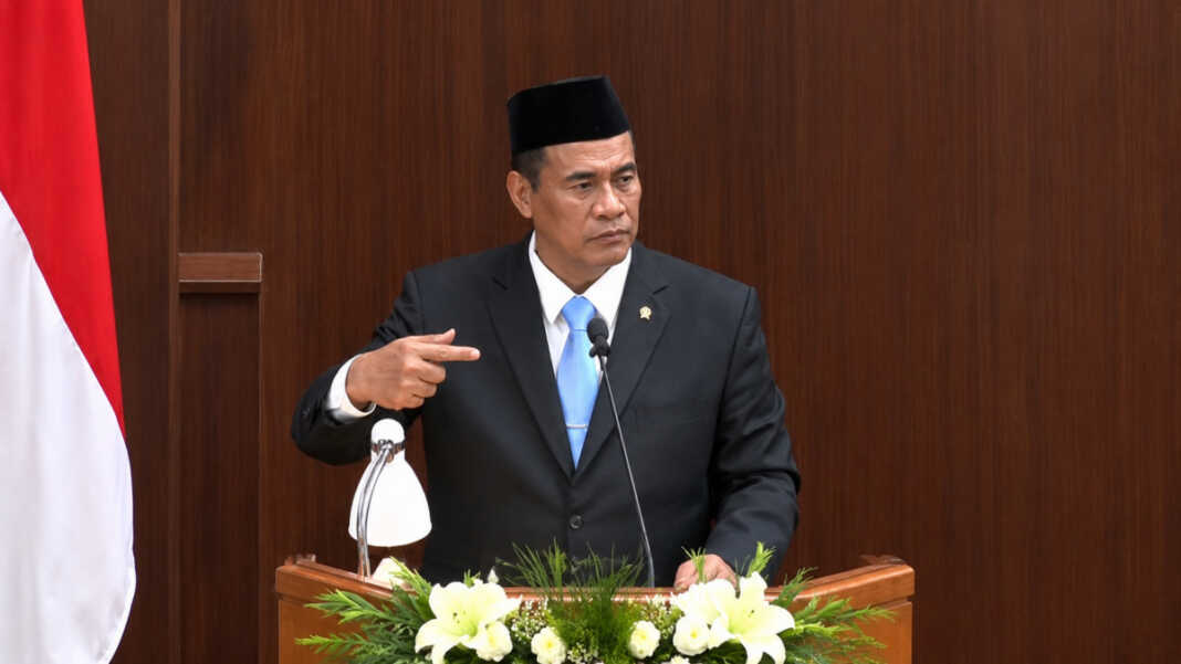 Menteri Pertanian Andi Amran Sulaiman memaparkan penurunan harga pupuk bersubsidi 20 persen dan stok beras pemerintah Oktober 2026.