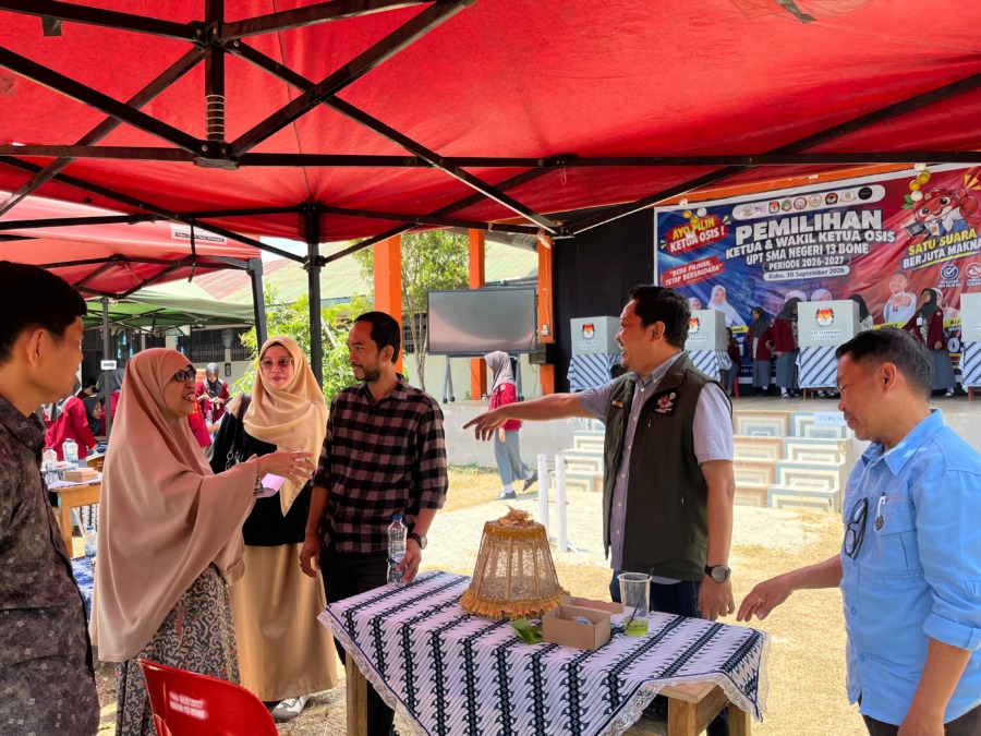 KPU Bone memonitor Pilketos serentak di empat SLTA, sekaligus mendorong siswa mengenal praktik demokrasi, partisipasi, dan tanggung jawab, Rabu (1/10/2026)
