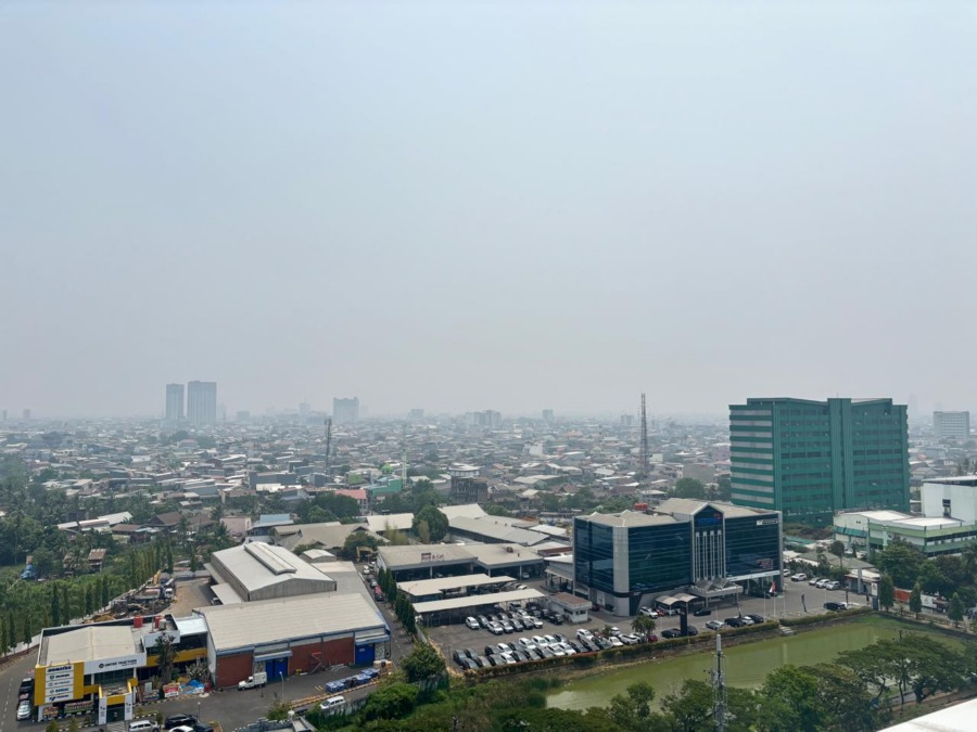Kabut asap kembali terlihat di Makassar, Rabu pagi (14:10:2026). AQI mencapai 157 dengan PM2.5 dalam kategori tidak sehat yang berisiko bagi kesehatan.