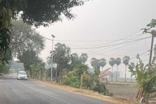 Kabut menyelimuti sejumlah wilayah di Bone pada Selasa pagi (13/10/2026). BMKG mencatat kualitas udara tidak sehat