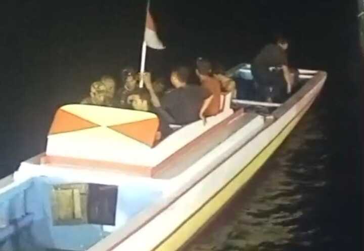 Kapal jolloro KMN Tilong 03 tenggelam usai bertabrakan dengan kapal penongkol di perairan Sinjai. Satu ABK hilang dan masih dalam pencarian