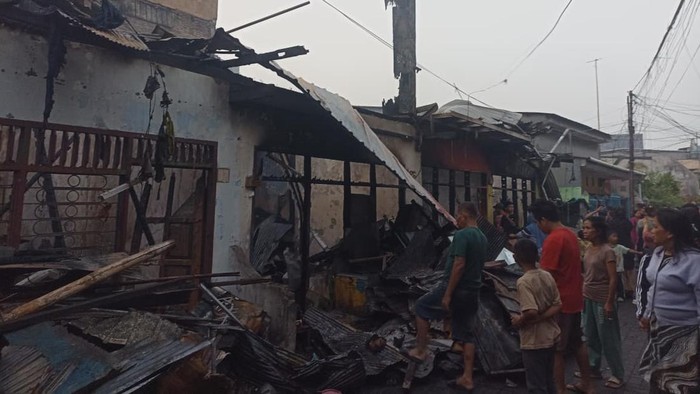 Kebakaran di Bontoala, Makassar, Sabtu (10/10/2026) dini hari, merusak 7 rumah dan 1 gudang