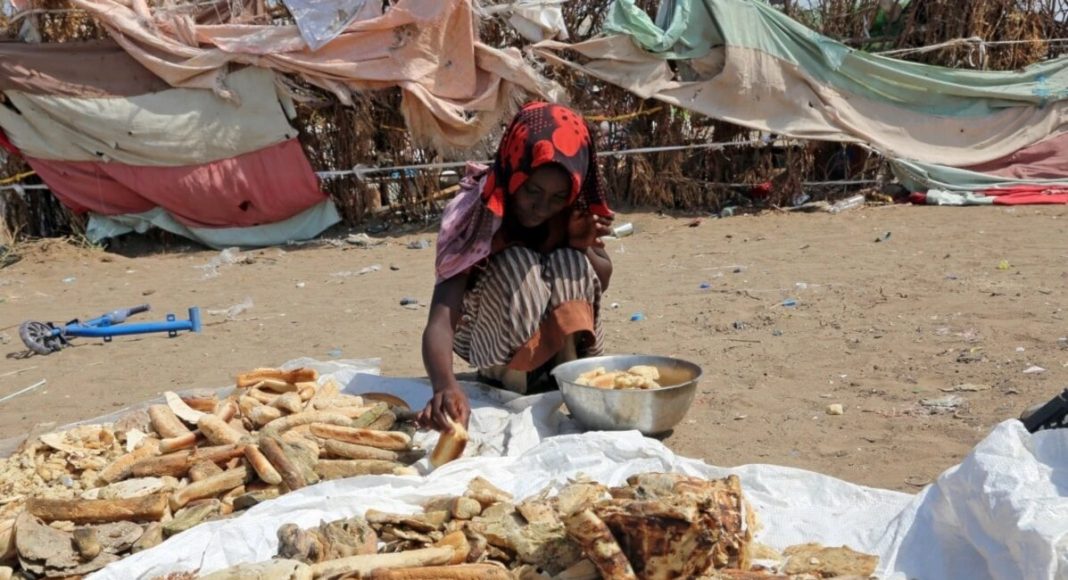 Seorang Anak mengumpulkan roti di tengah krisis kelaparan Yaman yang mengancam keselamatan jutaan warga sipil. (Foto: Isrtimewa).