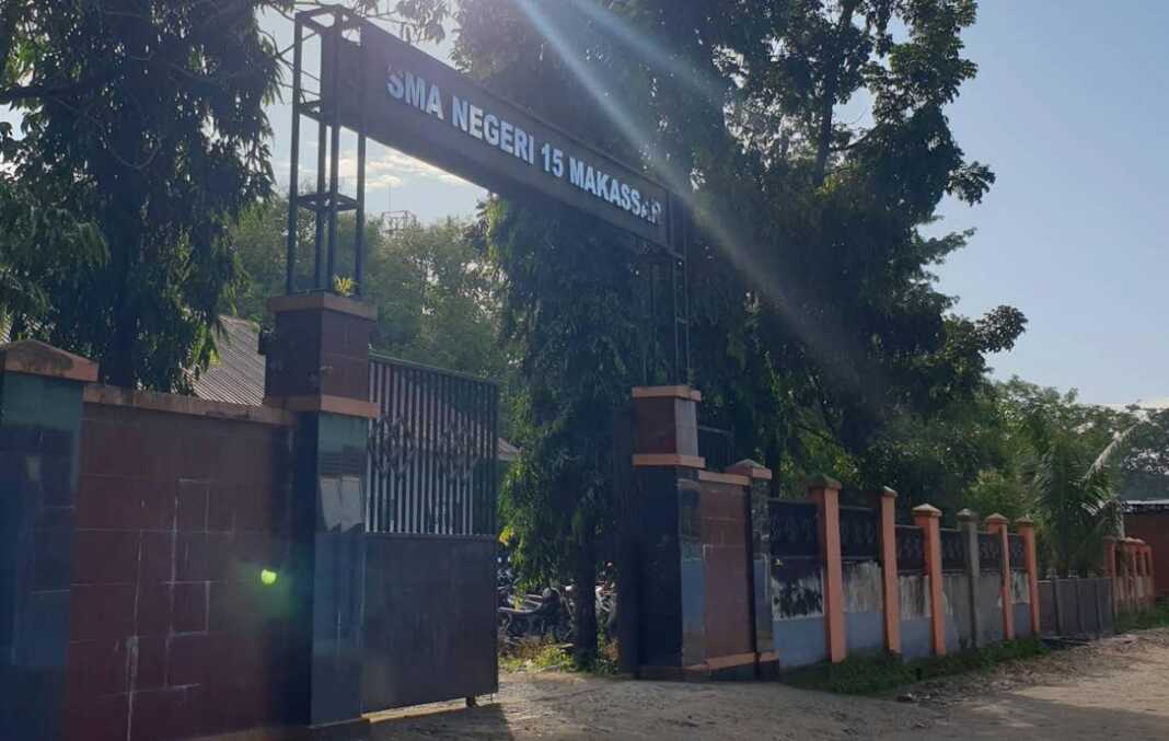 Kepala SMAN 15 Makassar, Laendre, dilaporkan ke Polrestabes Makassar atas dugaan menempeleng siswa hingga mengalami rasa sakit