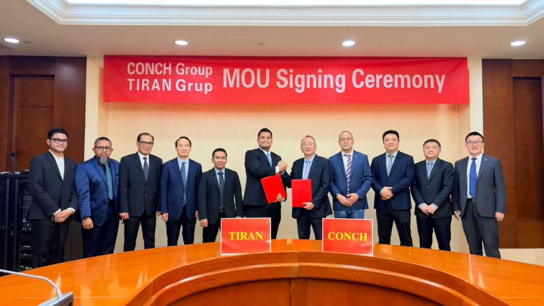 PT Tiran Nusantara Grup dan Conch Investment Holdings (Hong Kong) Ltd. menandatangani kerja sama investasi tahap awal senilai Rp15 triliun di sektor industri manufaktur dan energi hijau di Anhui, Tiongkok, Jumat (9/10/2026). Penandatanganan dilakukan Direktur Operasional Tiran Nusantara Grup Andi Karyadi dan Direktur Conch Investment Holdings Li Xin, serta disaksikan Presiden Komisaris Tiran Nusantara Grup Andi Amar Mar'uf Sulaiman.