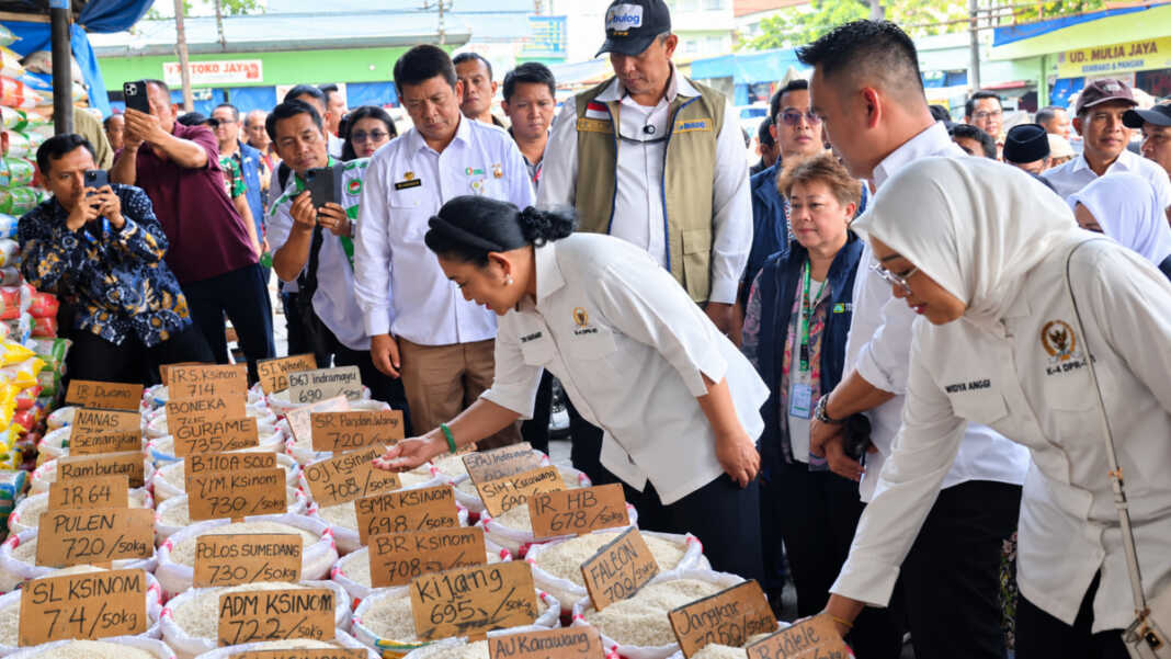 Ketua Komisi IV DPR Titiek Soeharto didampingi Dirut Bulog Ahmad Rizal Ramdhani mengecek harga dan ketersediaan beras di Pasar Induk Beras Cipinang, Jakarta, Jumat (2/10/2026).