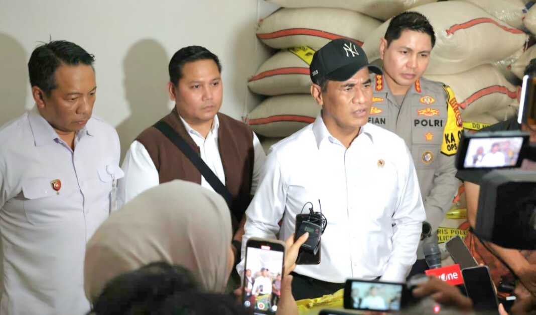 Menteri Pertanian Andi Amran Sulaiman meminta kepolisian membongkar jaringan dugaan pengoplosan sekitar 600 ton beras Stabilisasi Pasokan dan Harga Pangan (SPHP) menjadi beras premium di Kayumanis, Matraman, Jakarta Timur. Mentan Amran meninjau Toko/Rumah Beras Kayumanis di Jalan Kayumanis X Nomor 46A, Rabu (28/10/2026).