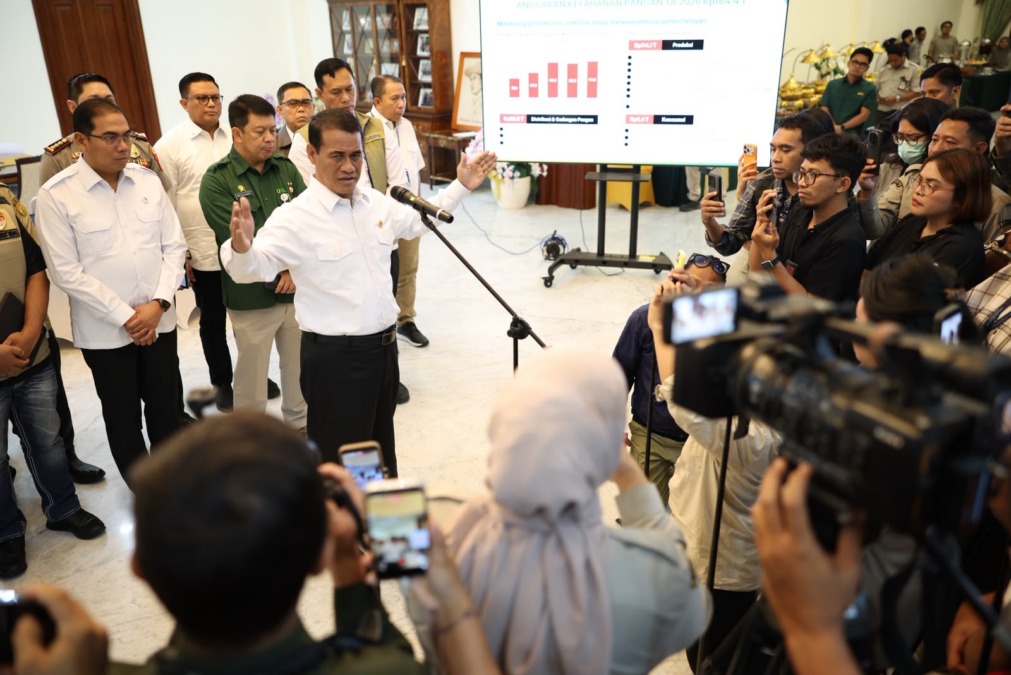 Menteri Pertanian Andi Amran Sulaiman mencopot delapan pejabat di lingkungan Perum Bulog dan Badan Pangan Nasional (Bapanas), serta memberi peringatan kepada dua pejabat lain setelah terungkap dugaan penyelewengan beras Stabilisasi Pasokan dan Harga Pangan (SPHP). Dalam konferensi pers di Jakarta, Kamis (29/10/2026), Amran juga menyebut sembilan pihak swasta telah diproses hukum, dengan satu orang di antaranya ditetapkan sebagai tersangka.