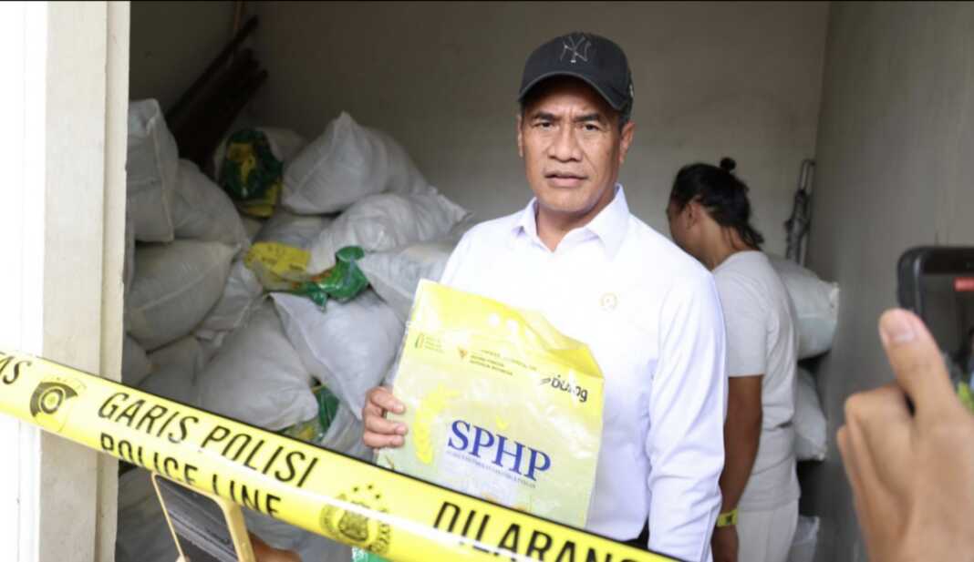Menteri Pertanian Andi Amran Sulaiman meminta pengamat yang meragukan keberadaan mafia pangan melihat langsung dugaan penyelewengan beras Stabilisasi Pasokan dan Harga Pangan (SPHP) yang sedang ditindaklanjuti aparat. Hal itu dikatakan Mentan Amran dalam konferensi pers di Jakarta, Kamis (29/10/2026).