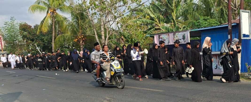 MTsN 2 Bone di Pompanua, Ajangale, menggelar pawai Hari Santri Nasional 2026 untuk menanamkan nilai keislaman dan pendidikan karakter