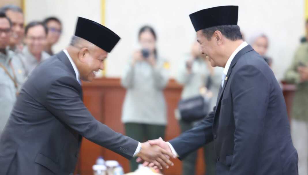 Menteri Pertanian Andi Amran Sulaiman bersalaman dengan Wakil Mentan Saleh Mustafa di Kementerian Pertanian, Jakarta, Senin (5/10/2026). Mentan Amran mengatakan, dengan hadirnya Saleh Mustafa, maka speed kerja di Kementnan yang selama ini 150 naik menjadi 200, untuk menjalankan program strategis sesuai perintah Presiden Prabowo Subianto, memperkuat kedaulatan pangan, dan meningkatkan kesejahteraan petani.