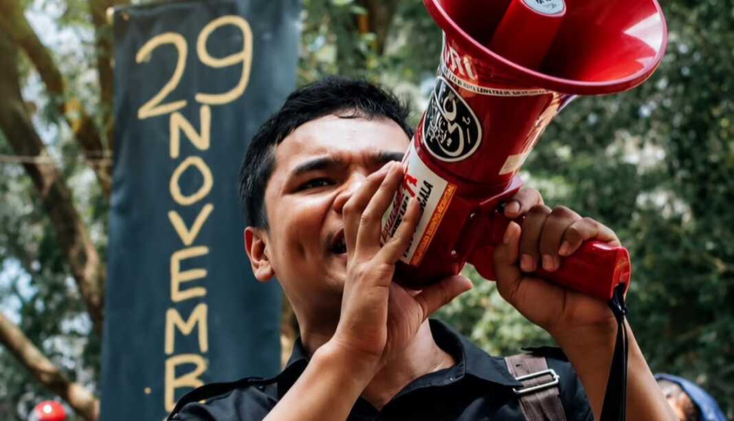 Muh Aqil Al Waris, menulis tentang kado ulang tahun Presiden Prabowo dan dua tahun pemerintahan Prabowo.