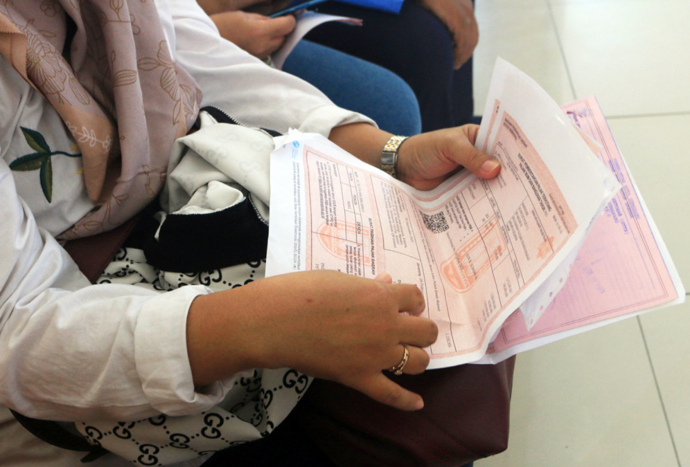 Pemkot Makassar memastikan PBB-P2 dan NJOP tidak naik hingga 2027. Warga kurang mampu mendapat pengurangan PBB hingga 50 persen (Ilustrasi pembayaran PBB. Dok. JawaPos Group)