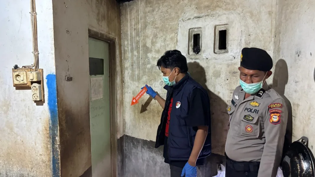 Perempuan asal Bulukumba, Wahyu Ningsih, ditemukan meninggal di kamar mandi Sinjai. Polisi masih menyelidiki penyebab kematian dan menunggu hasil visum.