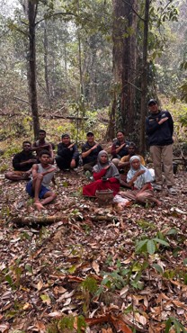 Tim TEP 20 Unhas bersama warga dan petani Weri Saharey di tengah hutan pala