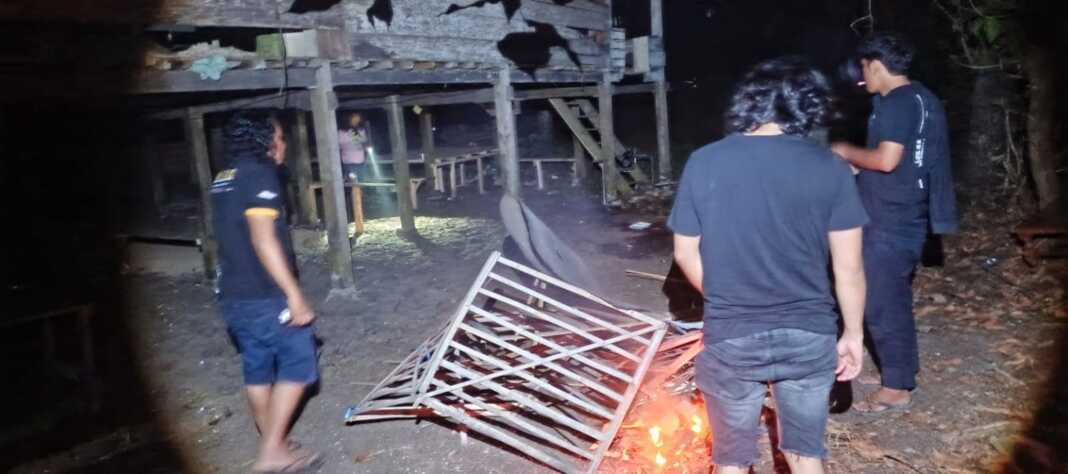 Polisi gabungan Polsek Tanete Riattang dan Polres Bone membakar fasilitas yang diduga digunakan untuk judi sabung ayam di Lingkungan Ponceng