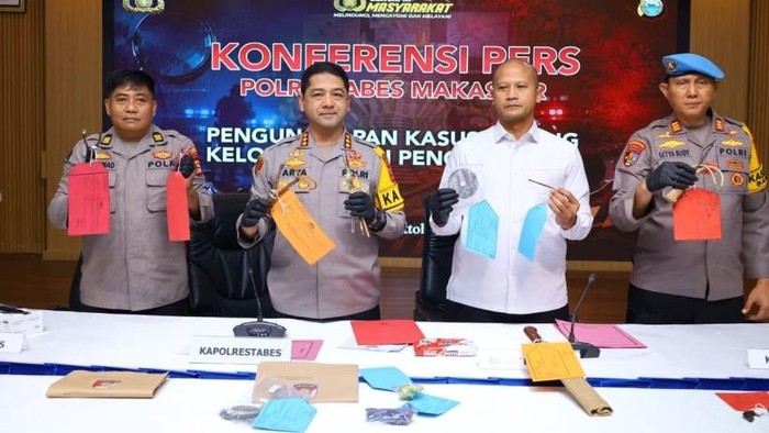 Polisi menangkap tujuh orang terkait penyerangan prajurit TNI AU dengan busur panah di Makassar. Empat terduga pelaku masih di bawah umur