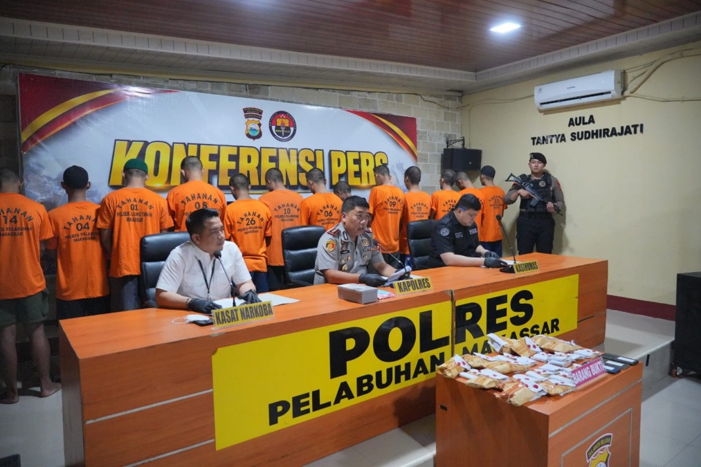 Polres Pelabuhan Makassar mengungkap 32 kasus narkoba dengan 54 tersangka dalam Operasi Antik Lipu 2026