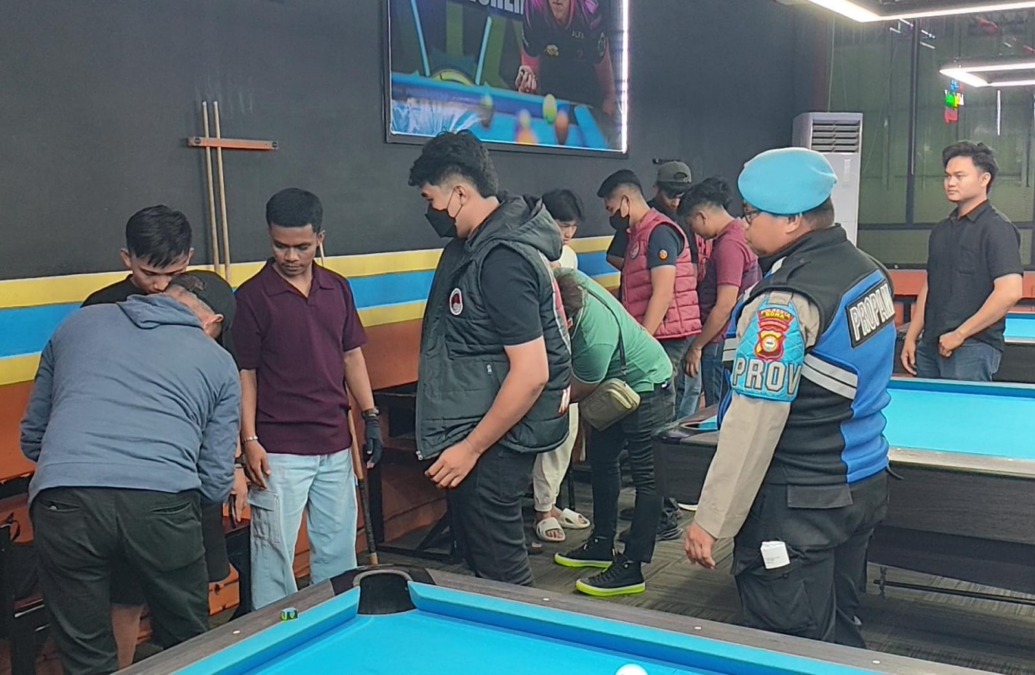 Polresta Gowa mengamankan dua pria yang menguasai dua butir Tramadol saat razia di The Fighter Cafe & Billiard, Pattallassang