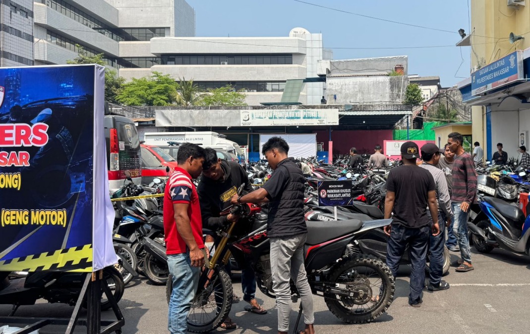 Polrestabes Makassar menindak 352 kendaraan dalam operasi knalpot brong. Pengendara wajib membayar denda Rp250.000 dan mengganti knalpot
