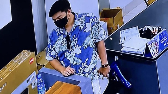 Rekaman CCTV saat pelaku melakukan pembelian IPhone di Kendari