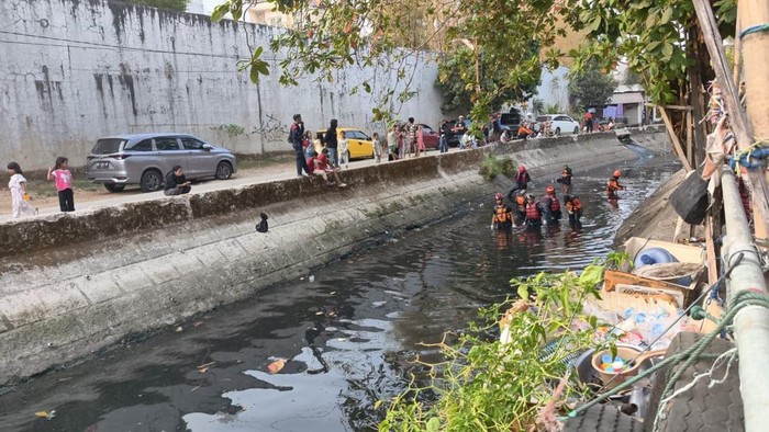 Rizqia Rahmat, bocah 6 tahun yang dilaporkan hilang di Kanal Sinrijala Makassar sejak Sabtu (17/10/2026), ditemukan meninggal dunia.