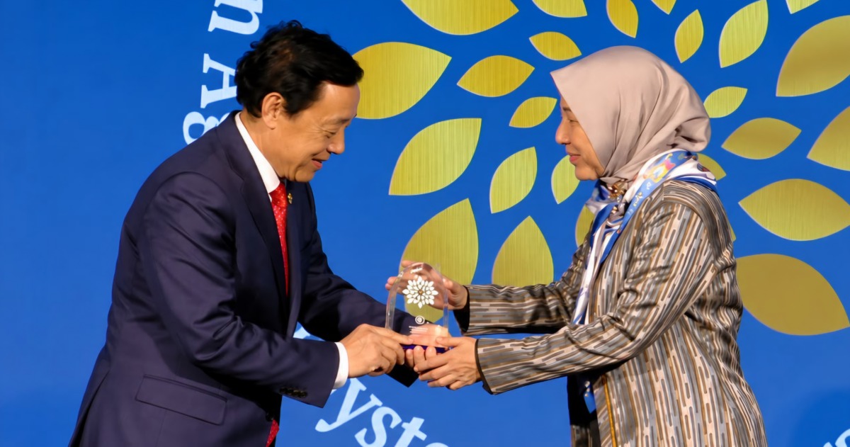Direktur Jenderal FAO Qu Dongyu memberikan penghargaan FAO 100 Women Heroes kepada petani kopi Rulyantina dari Pandeglang, Indonesia, dalam World Food Forum di Roma, Italia, Kamis (15/10/2026).
