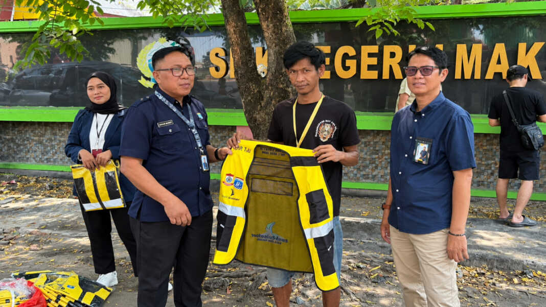 Pembagian rompi resmi kepada juru parkir terdaftar oleh Perumda Parkir Makassar Raya di Kecamatan Tallo dan Bontoala, Senin (12/10/2026)