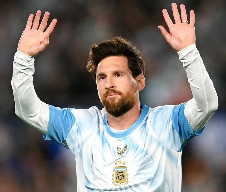 Lionel Messi mengenakan jersey Argentina jelang laga terakhir bersama Timnas Argentina