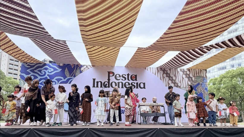 Lagu Tanah Airku mengharukan diaspora Indonesia dan warga Jepang di Pesta Indonesia Fukuoka 2026. Anak-anak diaspora juga mengibarkan Merah Putih.