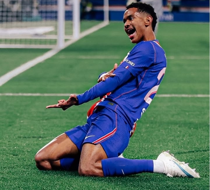 PSG menang 2-0 atas Lyon lewat gol Senny Mayulu dan Mika Godts, lalu merebut puncak klasemen Ligue 1