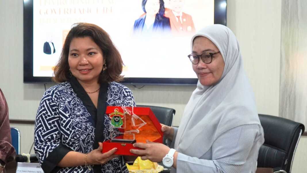 Sekolah Pascasarjana Unhas menghadirkan Dr. Annisa Triyanti dari Utrecht University untuk membahas tata kelola lingkungan