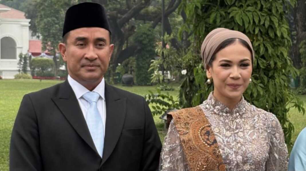 Suyudi Ario Seto bersama istri di Istana Negara, 2025. Suyudi menjadi calon tunggal Kapolri dan sudah disetujui DPR.