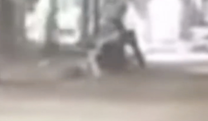 Tawuran kelompok Rajawali Rusun dan Kokolojia di Jalan Rajawali, Makassar, menewaskan Khairil (22) setelah terkena tebasan parang (Dok. Tangkapan layar video yang beredar)