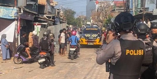 Tawuran terjadi di Jalan Abubakar Lambogo, Makassar, Jumat pagi. Mansyur meninggal setelah diduga terjatuh ke got dan sempat dibawa ke RS Pelamonia
