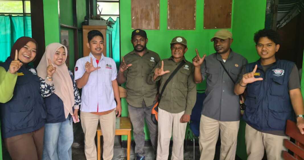 Tim-4 Ekspedisi Patriot (TEP) Universitas Hasanuddin dan Resor Balai Konservasi Sumber Daya Alam (BKSDA) Fakfak menjajaki kerja sama konservasi Taon-taon atau Julang Papua (Rhyticeros plicatus) di Kawasan Transmigrasi Weri-Saharey, Distrik Fakfak Timur, Kabupaten Fakfak, Papua Barat dalam pertemuan pada Senin (12/10/2026).