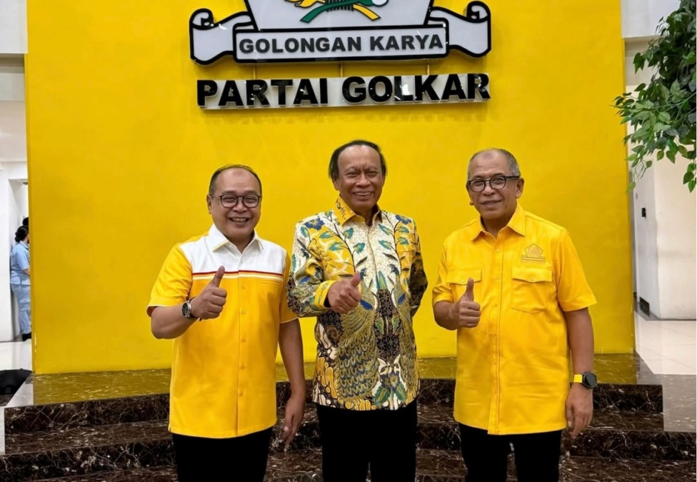 Ketua Bidang Pemenangan Pemilu Wilayah Sulawesi di Dewan Pimpinan Pusat (DPP) Partai Golkar Muhidin M Said, diapit Ketua DPD I Golkar Sulsel Ilham Arief Sirajuddin dan Ketua Harian DPD I Golkar Sulsel Supriansa