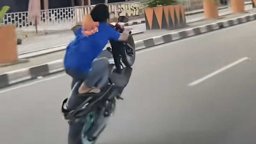 Polisi mengamankan pengendara motor di Makassar yang freestyle demi konten dan mengejar like. Motor disita tiga bulan untuk penindakan.