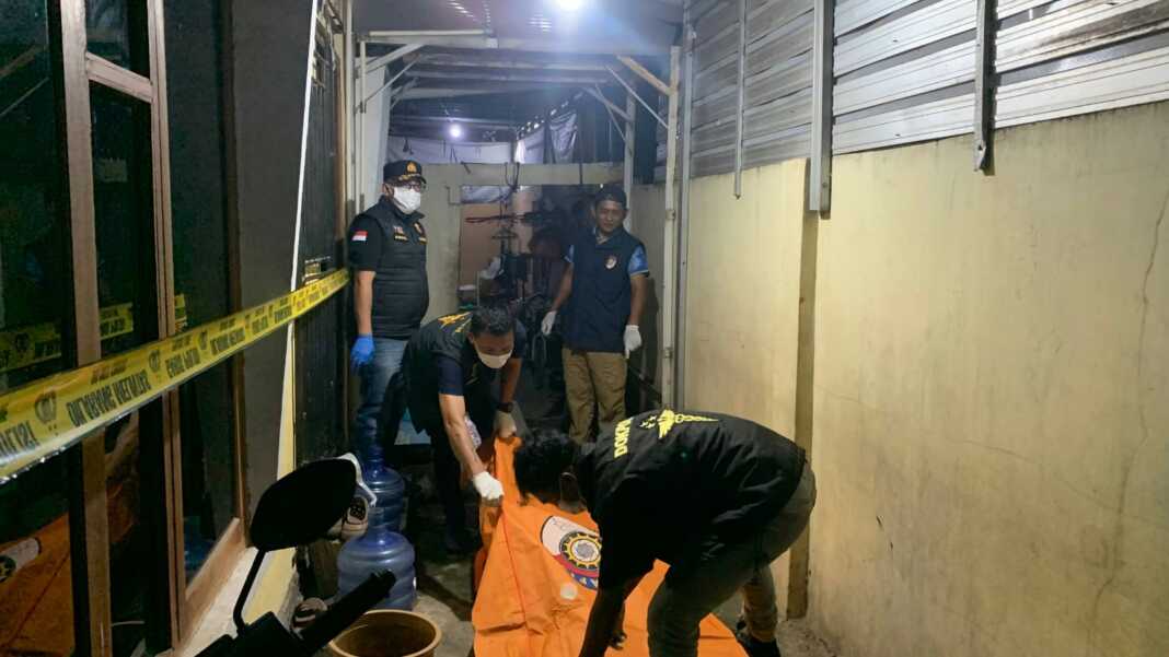 Pasangan suami istri SR (istri) ditemukan dengan sekitar 27 luka tusukan, sedangkan AN (suami) meninggal setelah diduga membakar diri di Kelurahan Samata, Kecamatan Somba Opu, Kabupaten Gowa, Senin (5/10/2026) dini hari