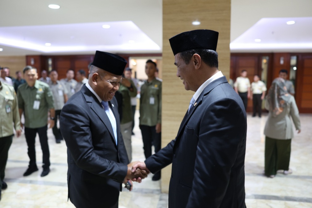 Menteri Pertanian Andi Amran Sulaiman bersalaman dengan Wakil Mentan Saleh Mustafa di Kementerian Pertanian, Jakarta, Senin (5/10/2026) Wamentan Saleh Mustafa mengatakan mempercepat kedaulatan pangan lewat perluasan lahan, kesejahteraan petani, dan penegakan hukum